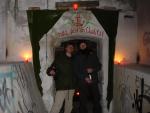 Am Eingang zum Party-Tempel